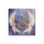 „888 Flügel der Hoffnung“ – Metallwandbild mit kosmischer Engelszahl – Unendlichkeitssymbol mit Krone und Flügeln