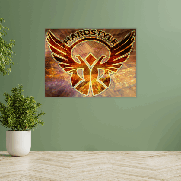 Metall-Wandbild „Hardstyle“ mit Flügellogo – Energiegeladenes Musiksymbol-Dekor - Image 4