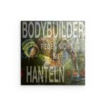 „BODYBUILDER REDEN NICHT, SIE HANTELN“ – Deutsches Fitness-Wandbild aus Metall – Action Over Words Design