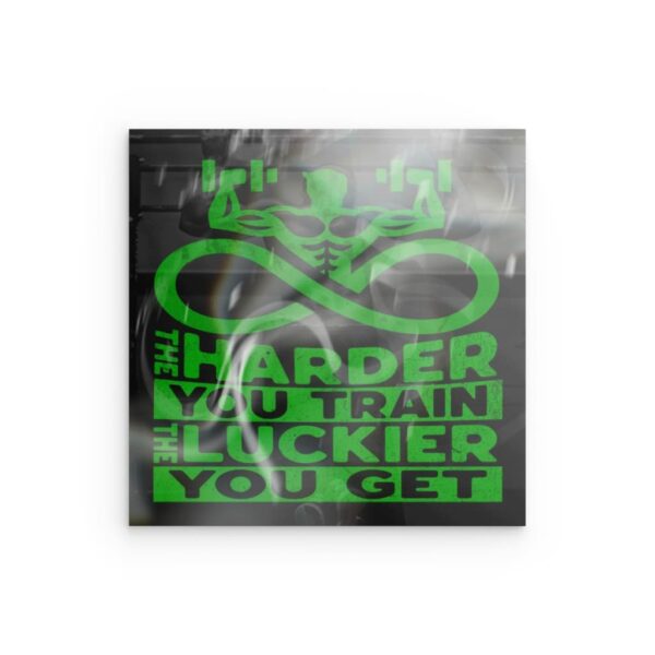„JE HÄRTER DU TRAINIERST, DESTO GLÜCKLICHER IST MAN“ Infinity Fitness Metallwandbild – Fitnessstudio-Motivationsdesign