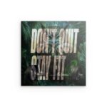 „DON'T QUIT STAY FIT“ – Metallwandbild mit weiser Eule und Hantel – Motivationsdesign fürs Fitnessstudio