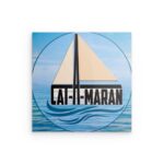 „CAT-A-MARAN“ Stilisiertes Segelboot-Wandbild aus Metall – Nautische Ozeangrafik