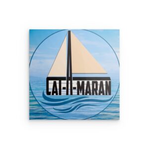 „CAT-A-MARAN“ Stilisiertes Segelboot-Wandbild aus Metall – Nautische Ozeangrafik
