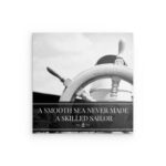 „A SMOOTH SEA NEVER MADE A SKILLED SAILOR“ Metallwandbild – Seefahrerweisheit & Motivation