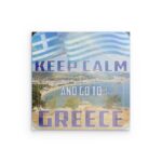 „Keep Calm And Go To Greece“ Metallwandbild mit Küstenansicht – Griechisches Flaggen-Design