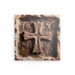 „IC XC NI KA“ Antikes Steinkreuz aus Metall – Rustikale christliche Symbolik