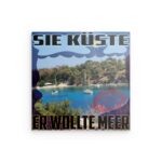 „Sie Küste, Er Wollte Meer“ – Metallwandbild „Griechische Küste“ – Ruhiges Segelboot-Bucht-Design