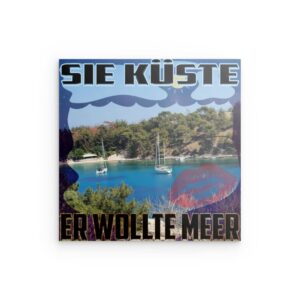 „Sie Küste, Er Wollte Meer“ – Metallwandbild „Griechische Küste“ – Ruhiges Segelboot-Bucht-Design