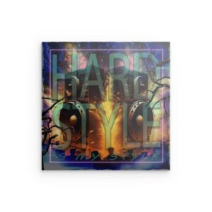 „HARDSTYLE IS MY STYLE“ – Feurige Lautsprecher – Metallwandbild – Musik-Identitätsdekor