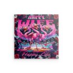 „HAPPY WIFE Happy Life“ Flamingo Performance Metallwandbild – Lebendiges Fest-Design