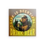 „LIFE IS BEERTIFUL“ Bär mit Bier – Metallwandbild – Humorvolles Getränkedesign
