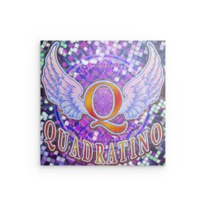 „QUADRATINO“ Metallwandbild „Geflügelter Buchstabe Q“ – Lebendiges geometrisches & digitales Design