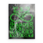 „HARDER YOU TRAIN LUCKIER YOU GET“ – Grünes Metall-Wandbild zur Motivation im Fitnessstudio
