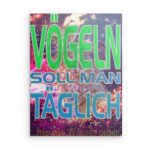 „VÖGELN SOLL MAN TÄGLICH frisches Wasser geben“ – Kolibri-Metallwandbild – Natur & inspirierende Dekoration – Vertikal (60–120 cm)