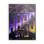 „Hardstyle Is My Style“ – Metallwandbild mit fettem Text – Ausdruck des Musikgenres