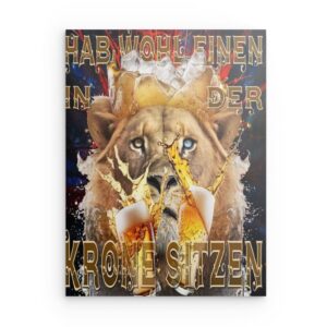 „Hab Wohl Einen In Der Krone Sitzen“ – Löwe & Bier – Metallwandbild – Humorvolle Trinkkunst